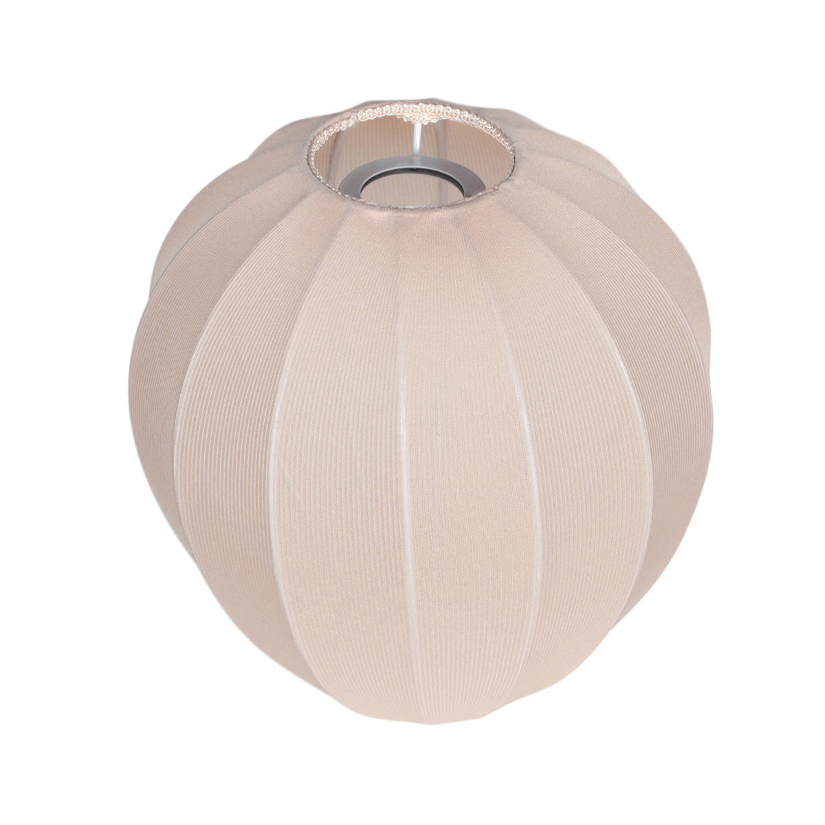 Dessus du luminaire en tissu beige montrant la bague métallique et le passage pour la douille.