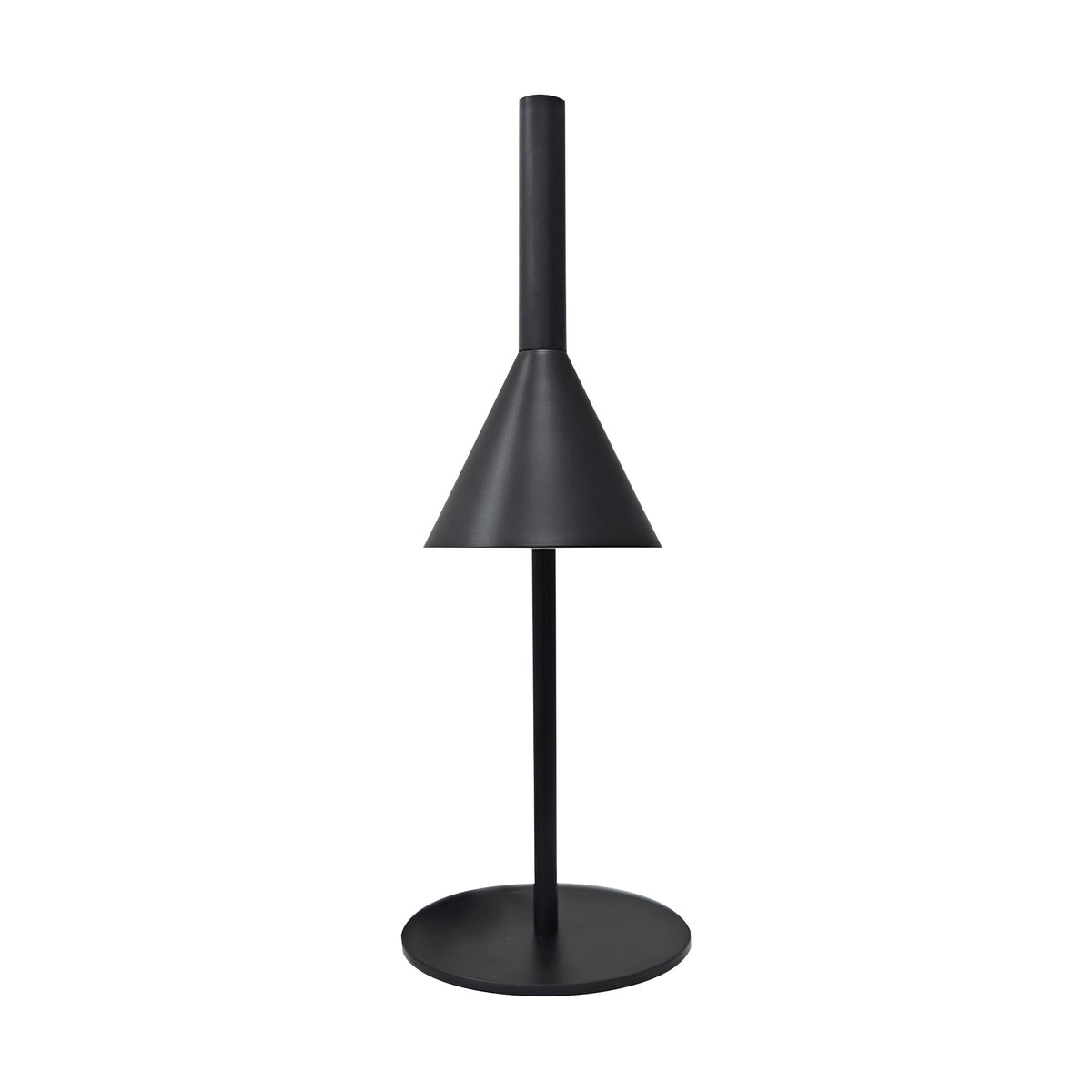 Vue de face de la lampe noire, abat-jour conique centré sur le pied