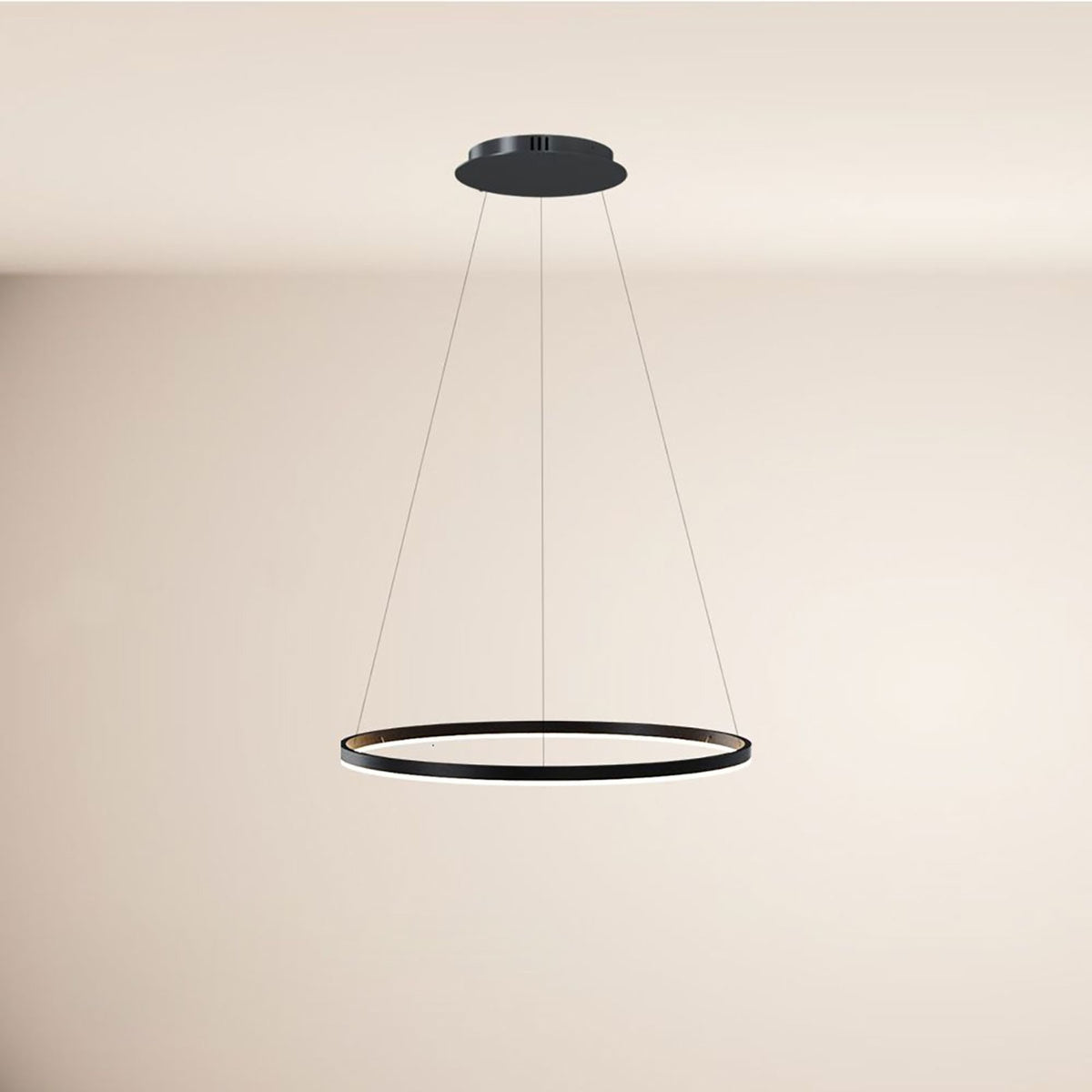 Anneau noir unique suspendu à trois câbles sur fond de mur beige uni