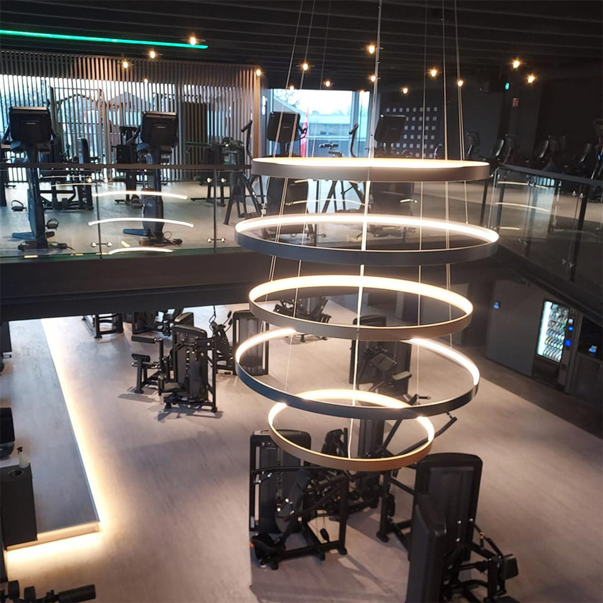Anneaux concentriques empilés de tailles décroissantes au-dessus d'une salle de musculation