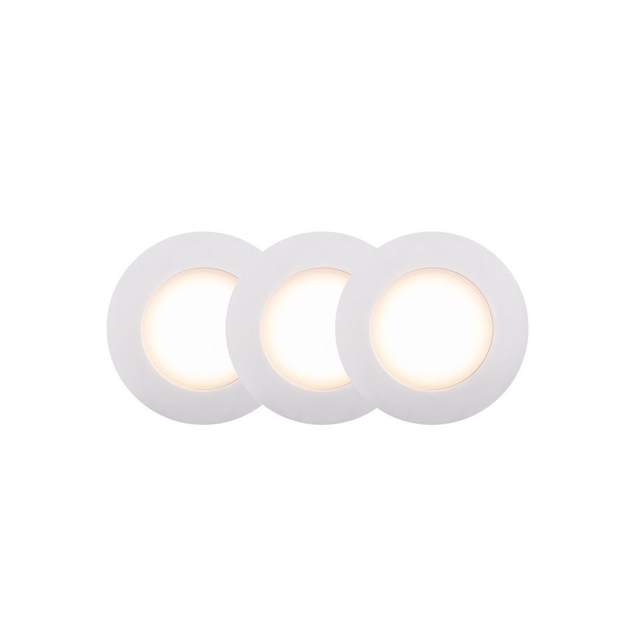 Trois spots encastrables ronds blancs alignés, cercles lumineux chaud sur fond blanc