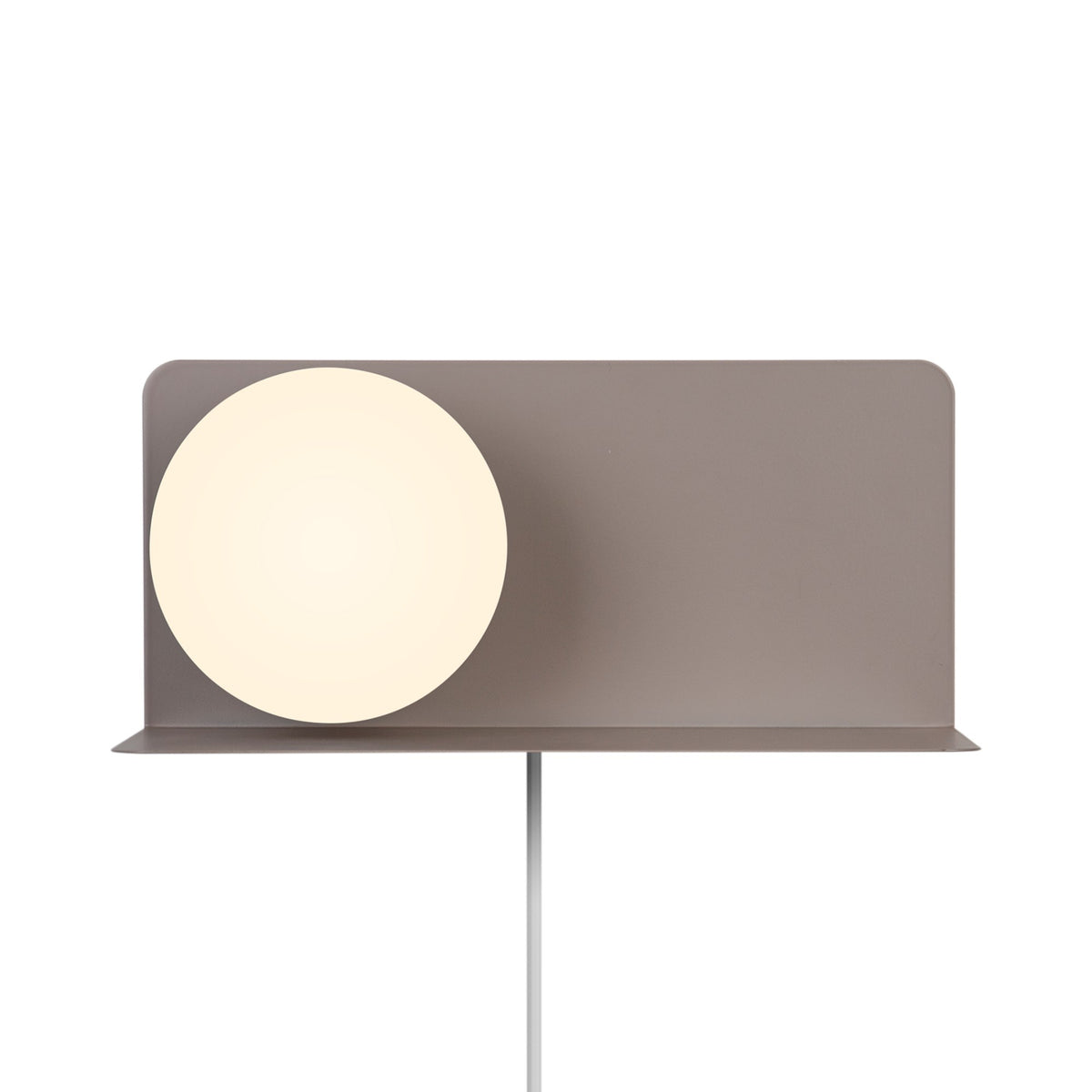 Face avant sur fond blanc, diffuseur rond éteint et plateau en métal beige.