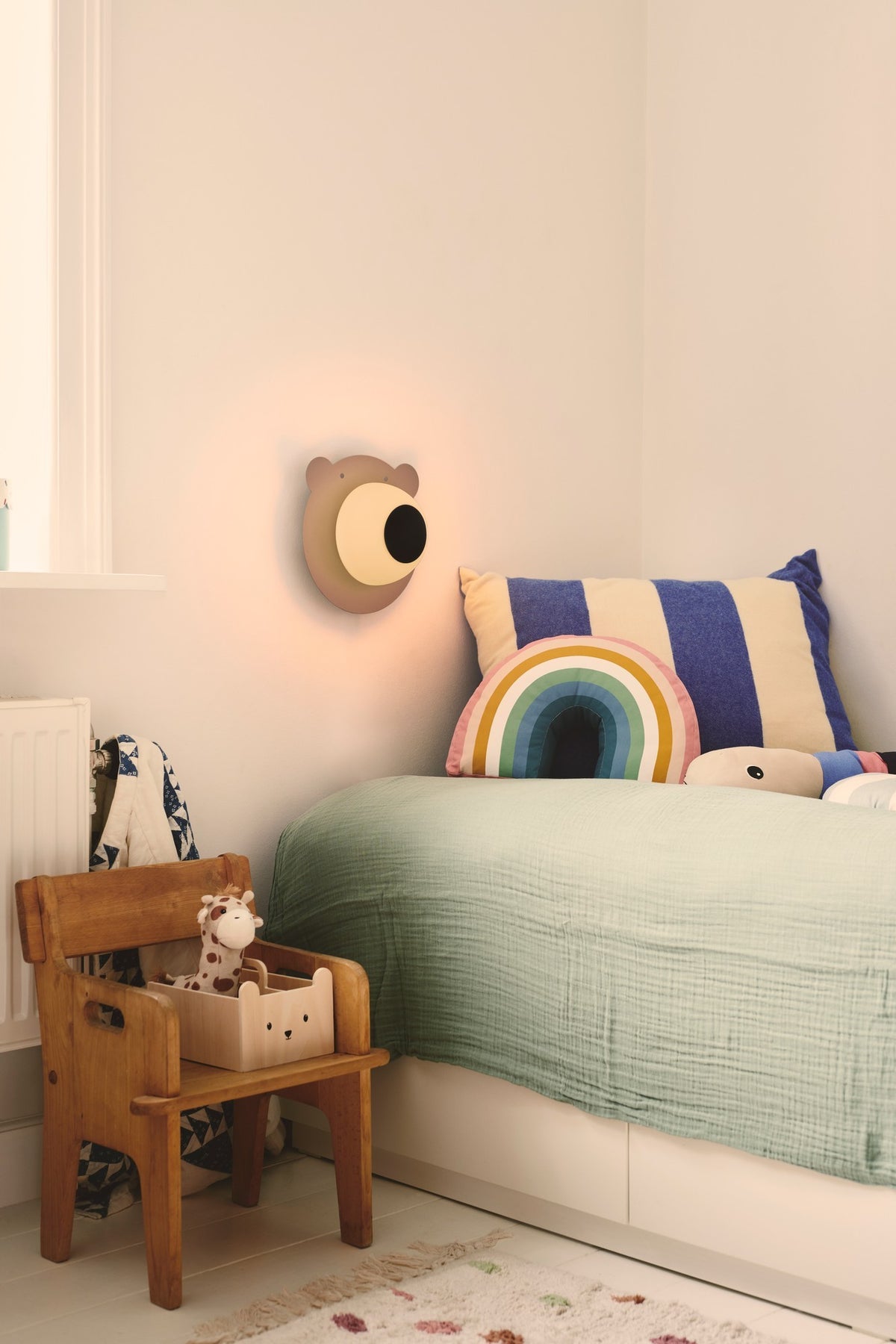 Mise en ambiance dans une chambre d'enfant avec l'applique allumée au mur