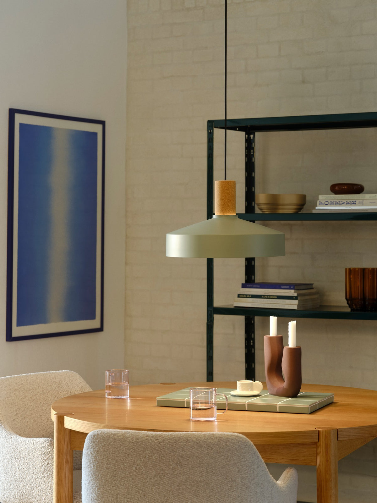 Mise en ambiance de la suspension au-dessus d'une table en bois dans un intérieur clair