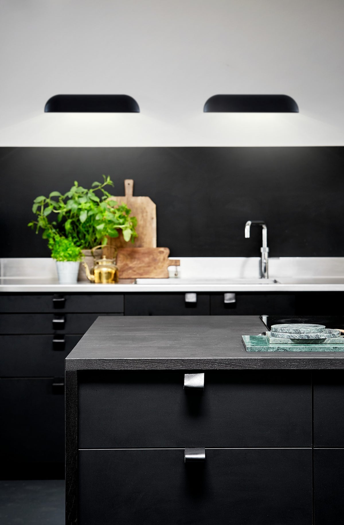 Deux appliques sous meuble de cuisine noire, éclairage du plan de travail
