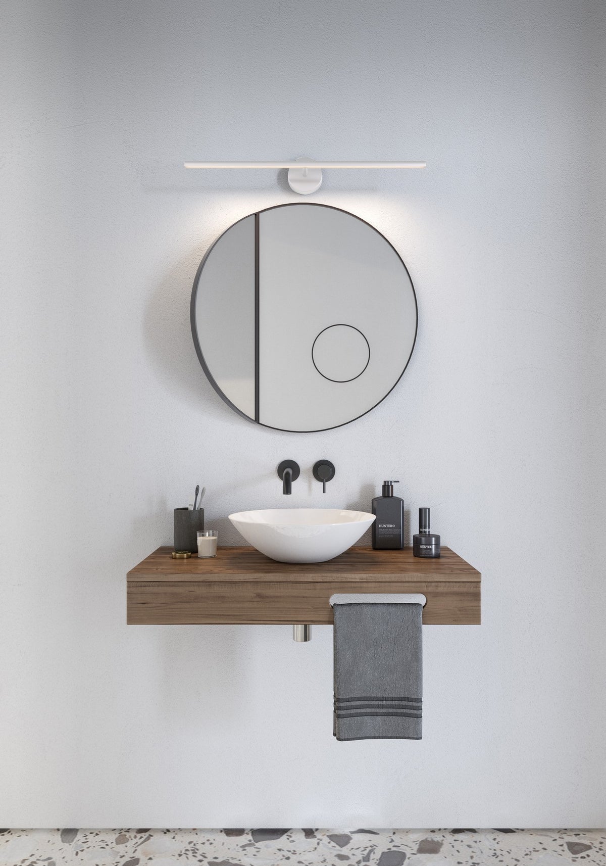 Mise en ambiance d'une salle de bain avec applique LED au-dessus du miroir.