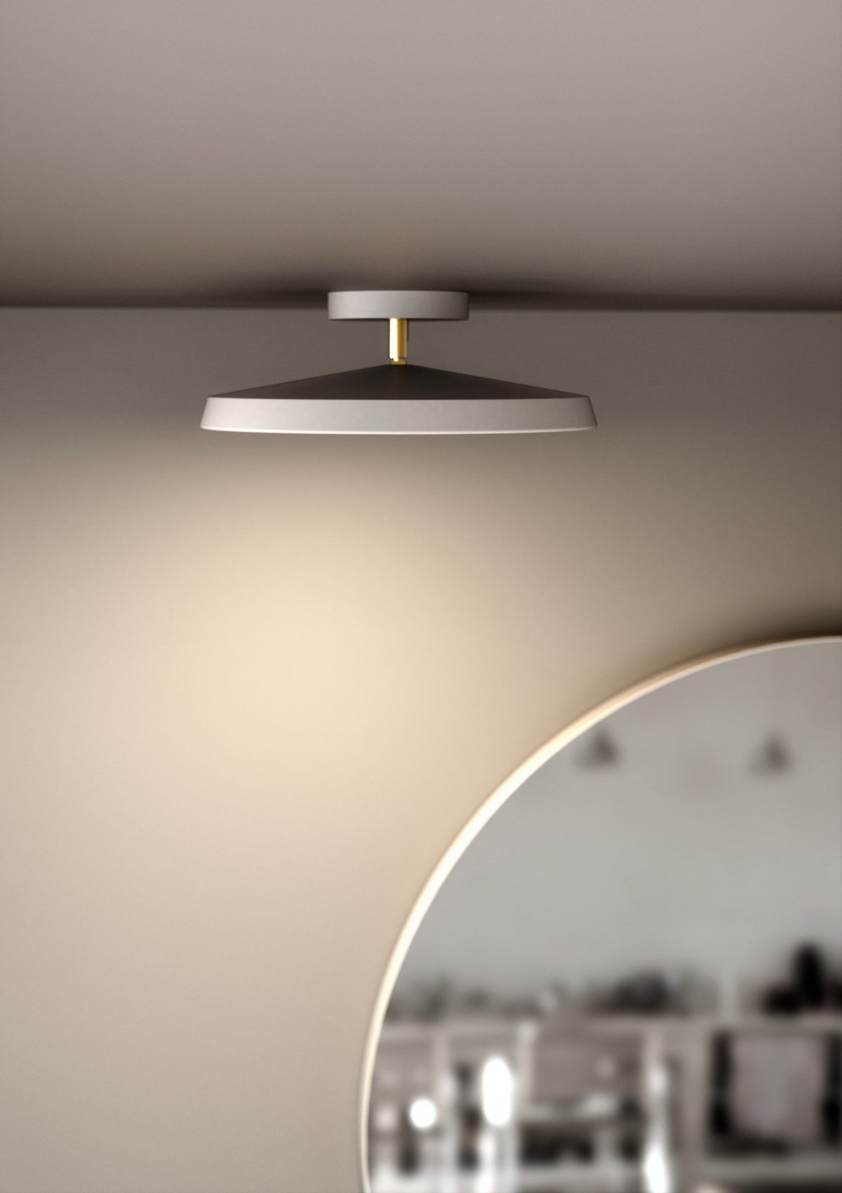 Mise en ambiance dans une pièce avec miroir, plafonnier allumé diffusant une lumière chaude.