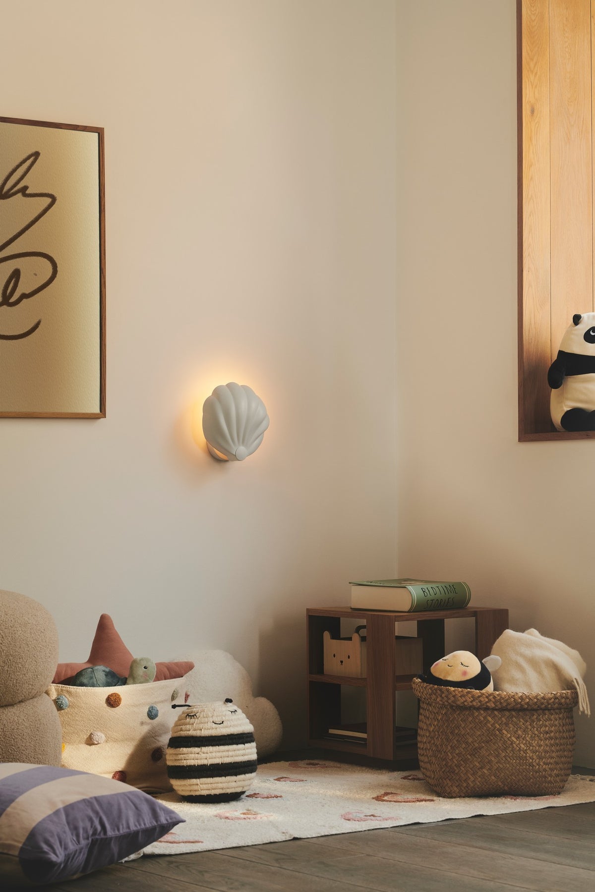 Mise en ambiance dans une chambre d'enfant avec le luminaire mural allumé