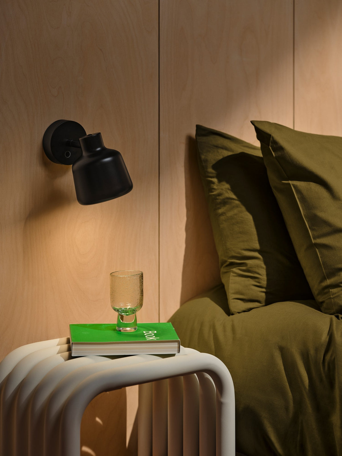 Mise en ambiance de l'applique au-dessus d'une table de nuit