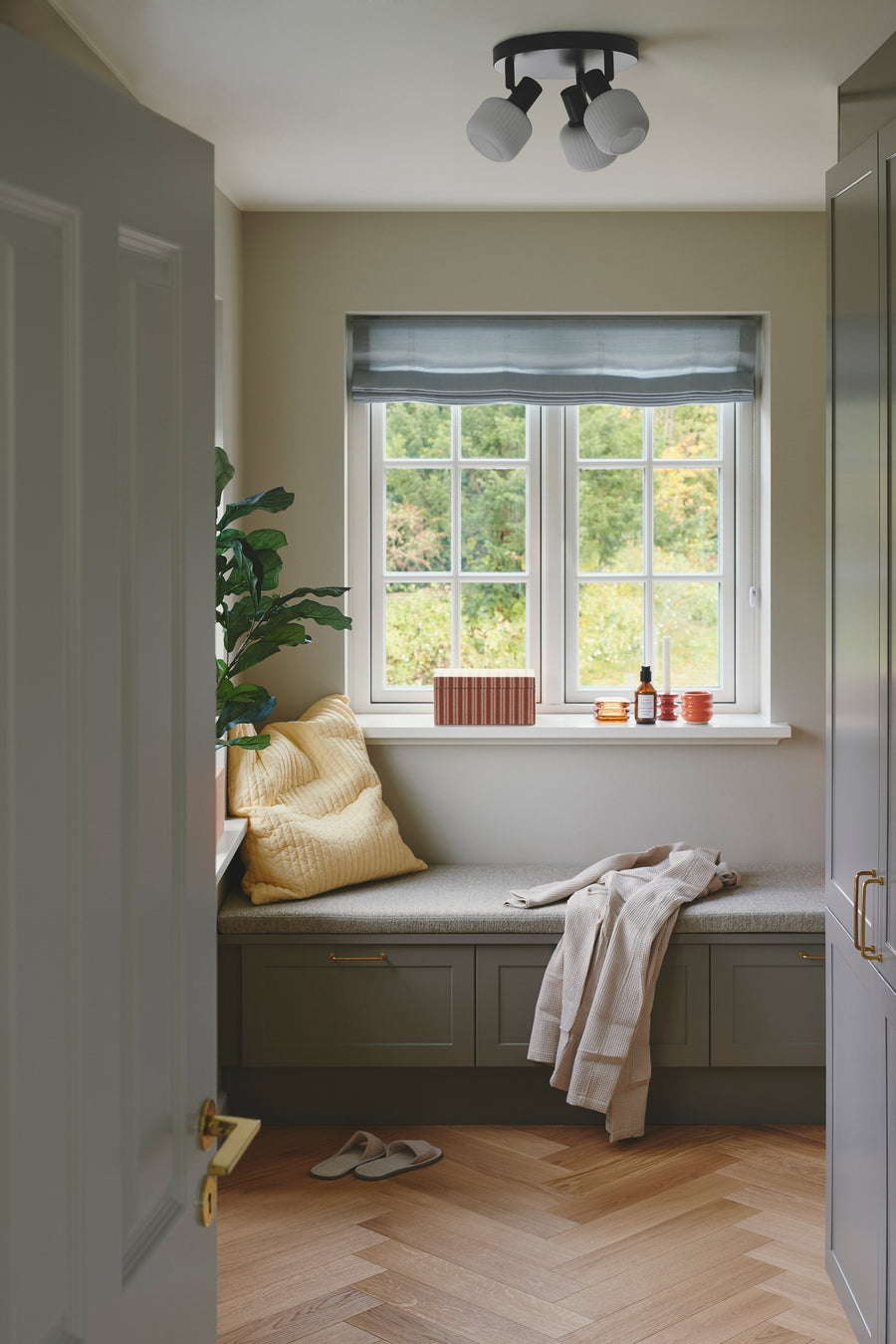 Ambiance du même couloir, luminaire éteint, diffuseurs en verre blanc mat