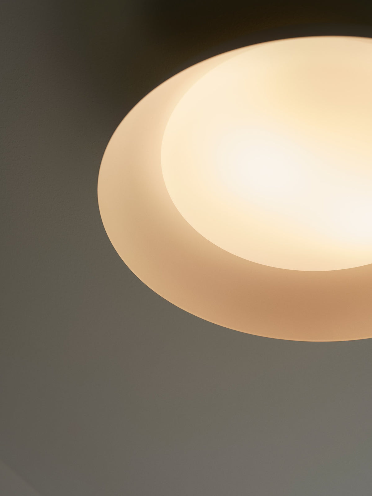 Détail en gros plan de la lumière chaude diffusée par le verre opale.