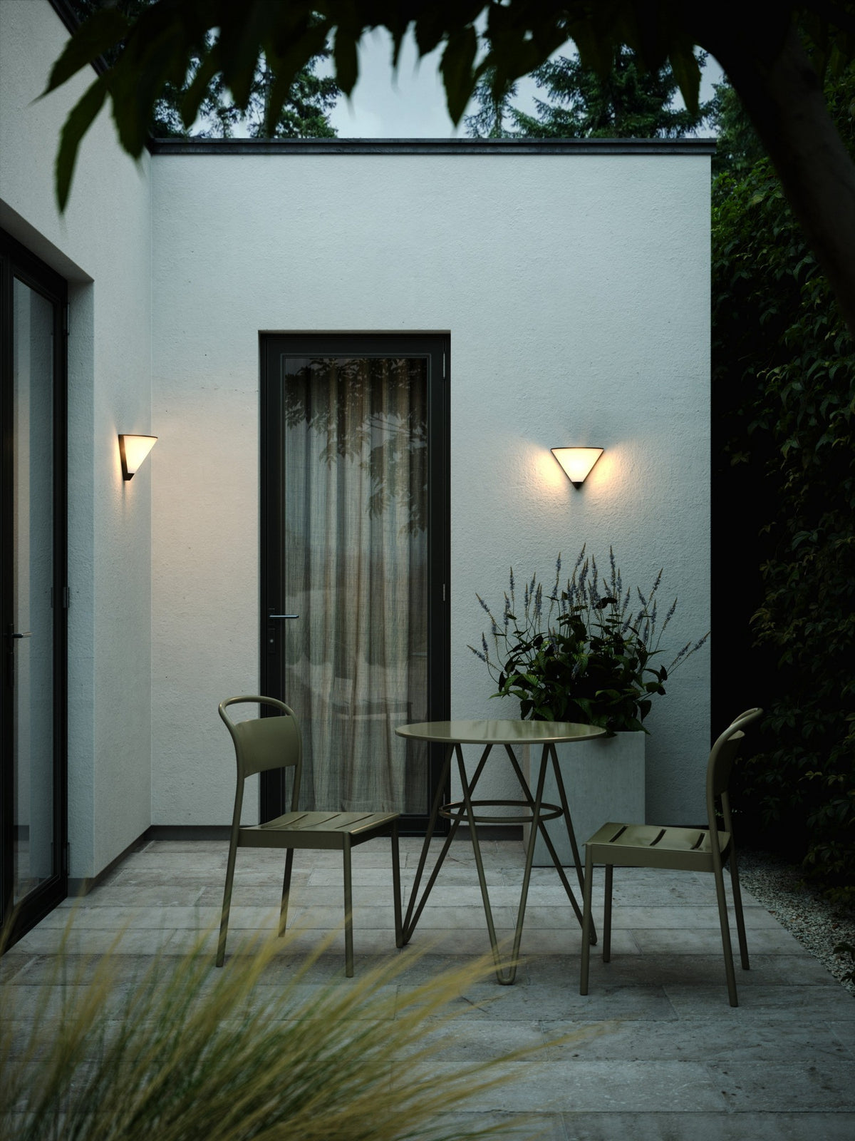 Mise en ambiance nocturne, deux appliques éclairant un mur de terrasse