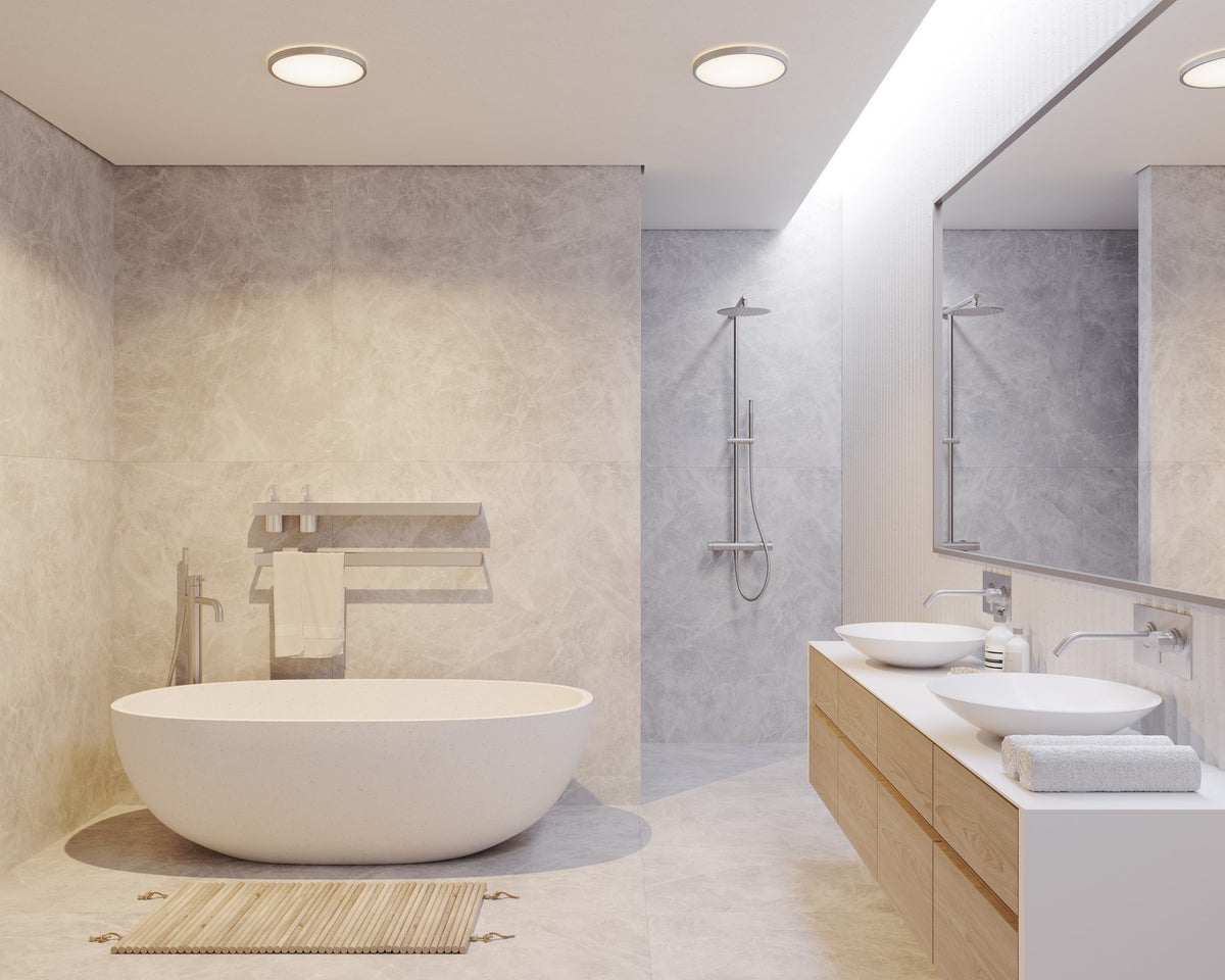 Mise en ambiance salle de bain, deux plafonniers éclairés au-dessus de la baignoire
