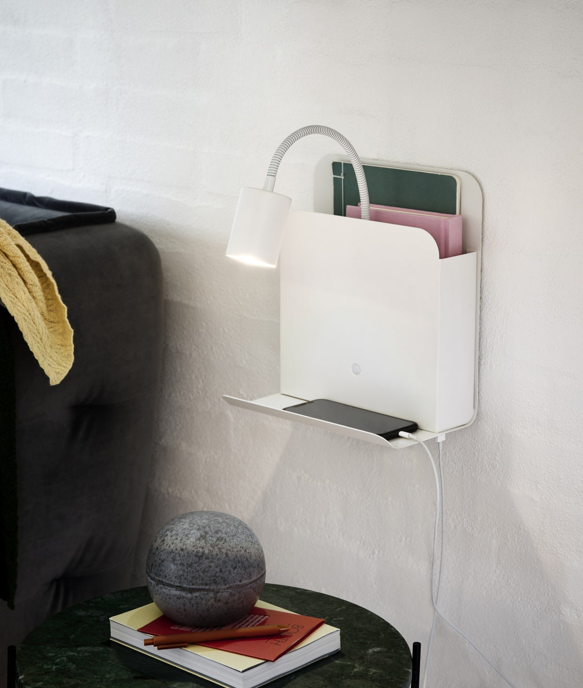 Mise en ambiance dans une chambre, applique fixée au mur près du lit
