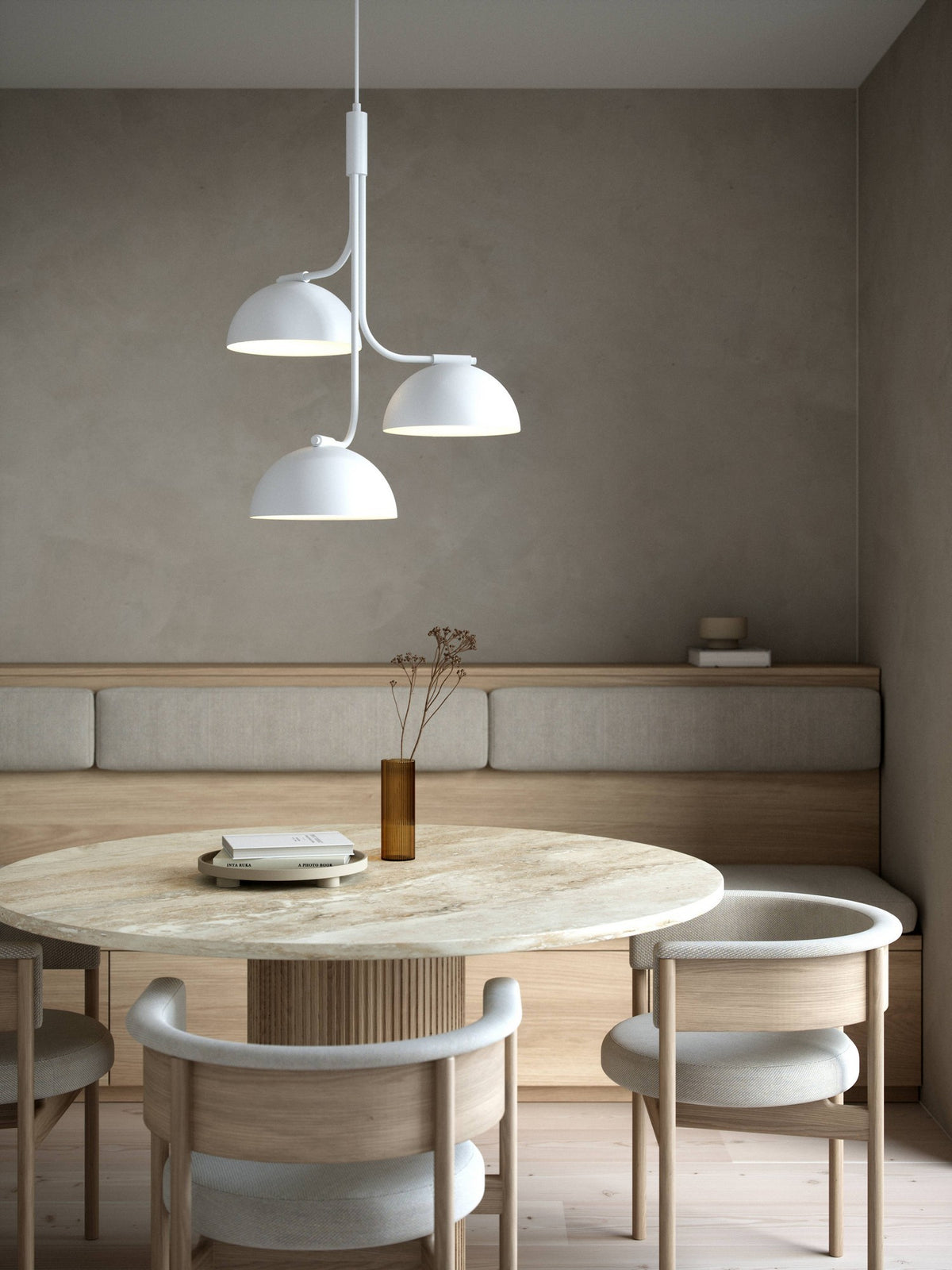 Mise en ambiance au-dessus d'une table ronde dans une salle à manger claire