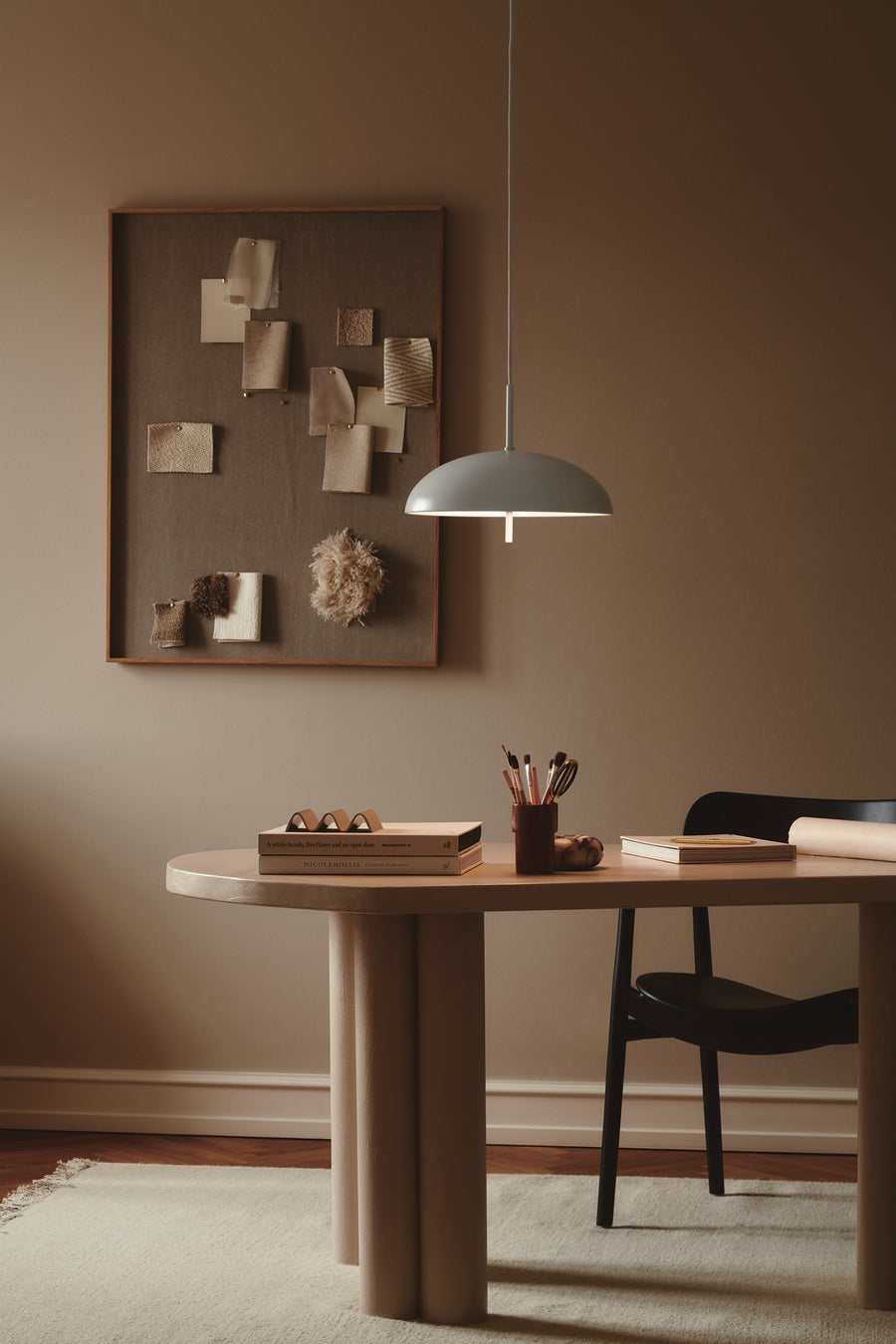 Mise en ambiance au-dessus d'une table ronde en bois, intérieur chaleureux et minimaliste.