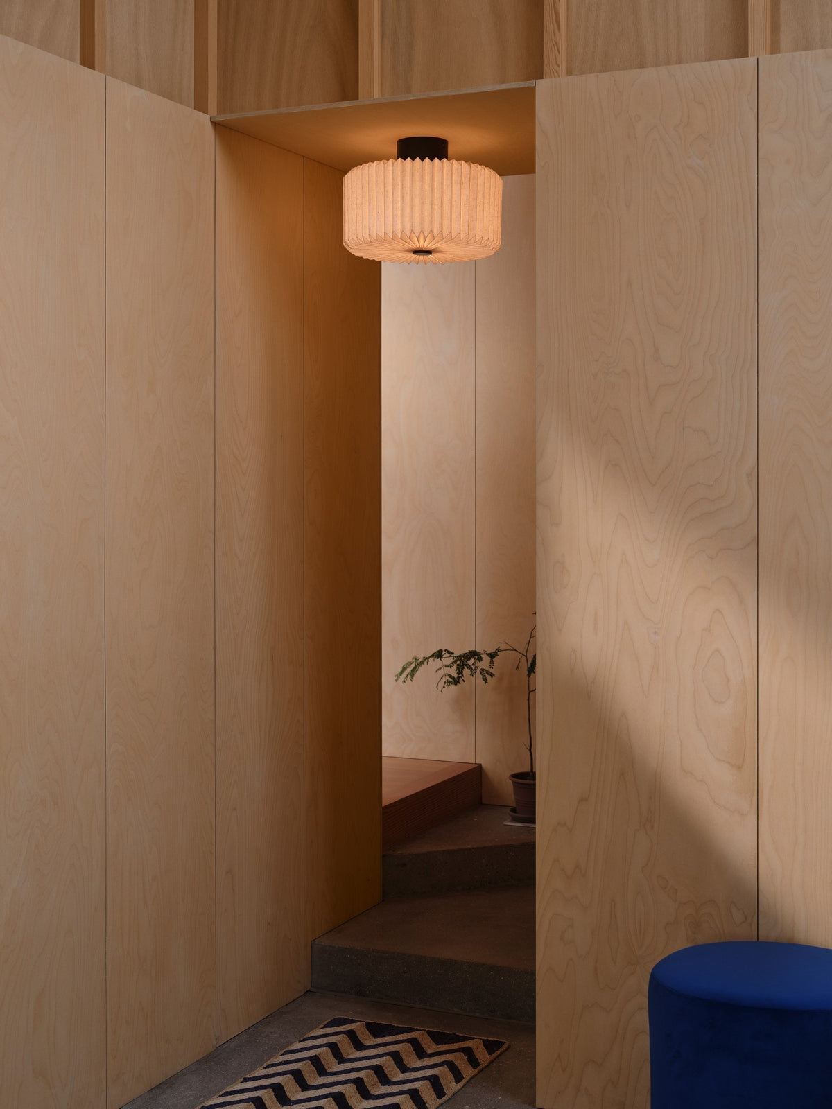 Mise en ambiance du plafonnier dans un intérieur en bois clair