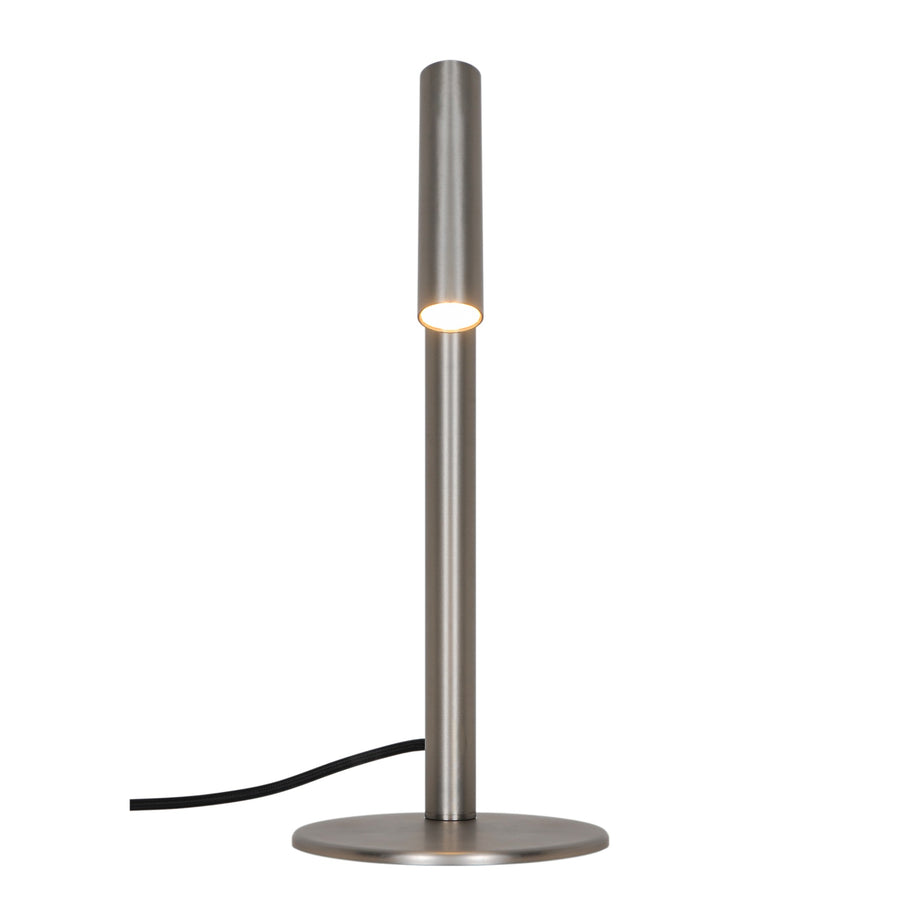 Vue de face de la lampe, tête repliée dans l'axe du fût cylindrique.