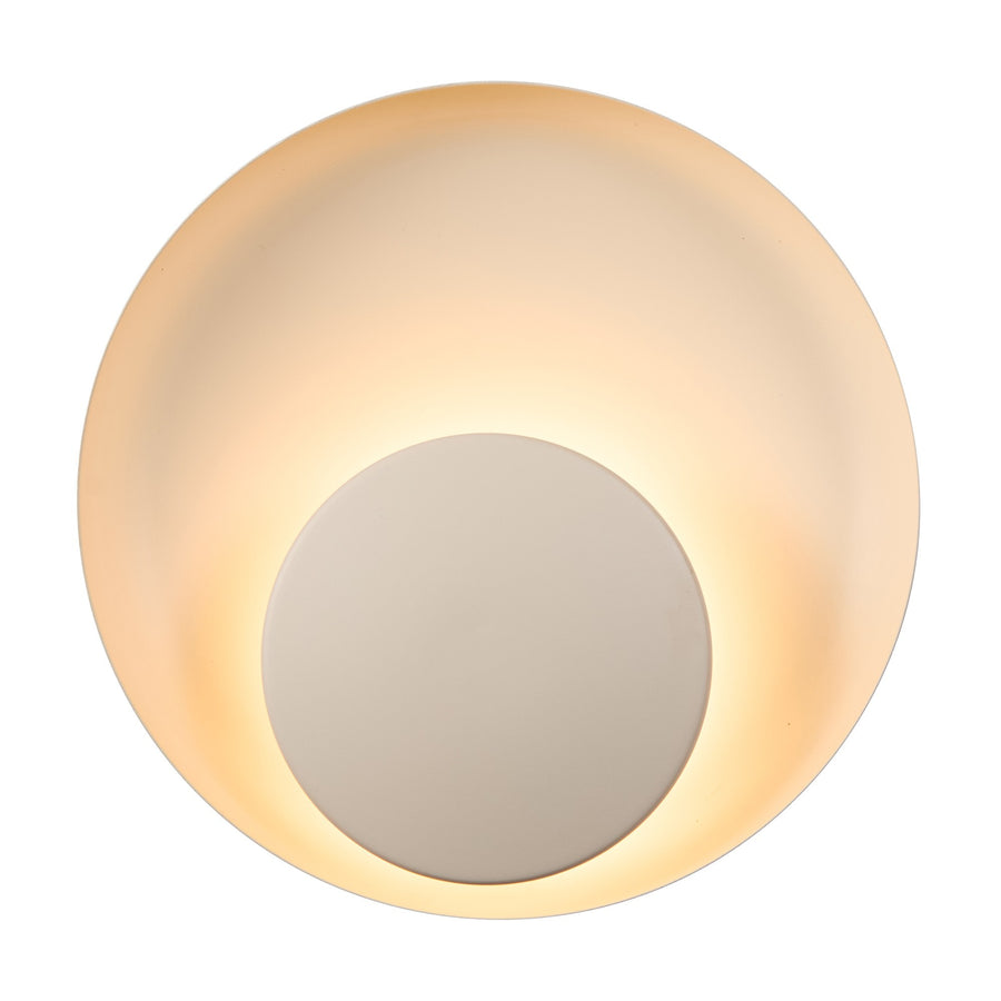 Vue de face de l'applique LED ronde allumée avec halo doré et centre crème