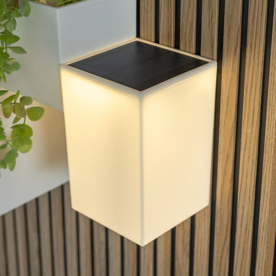 Vue rapprochée du cube lumineux montrant la finition blanche et le panneau solaire