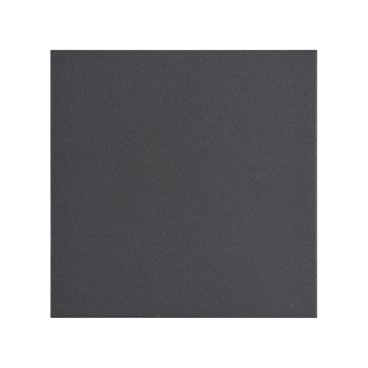 Face avant carrée du boîtier en aluminium gris foncé, finition mate uniforme