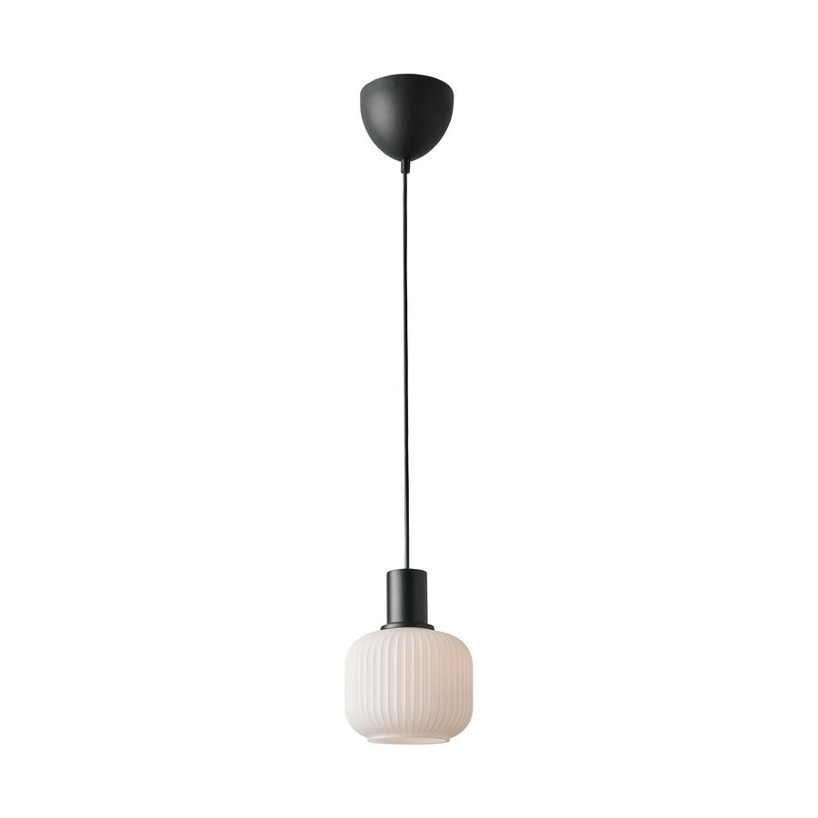 Détail du luminaire suspendu montrant la finition noire mate et le verre ivoire nervuré