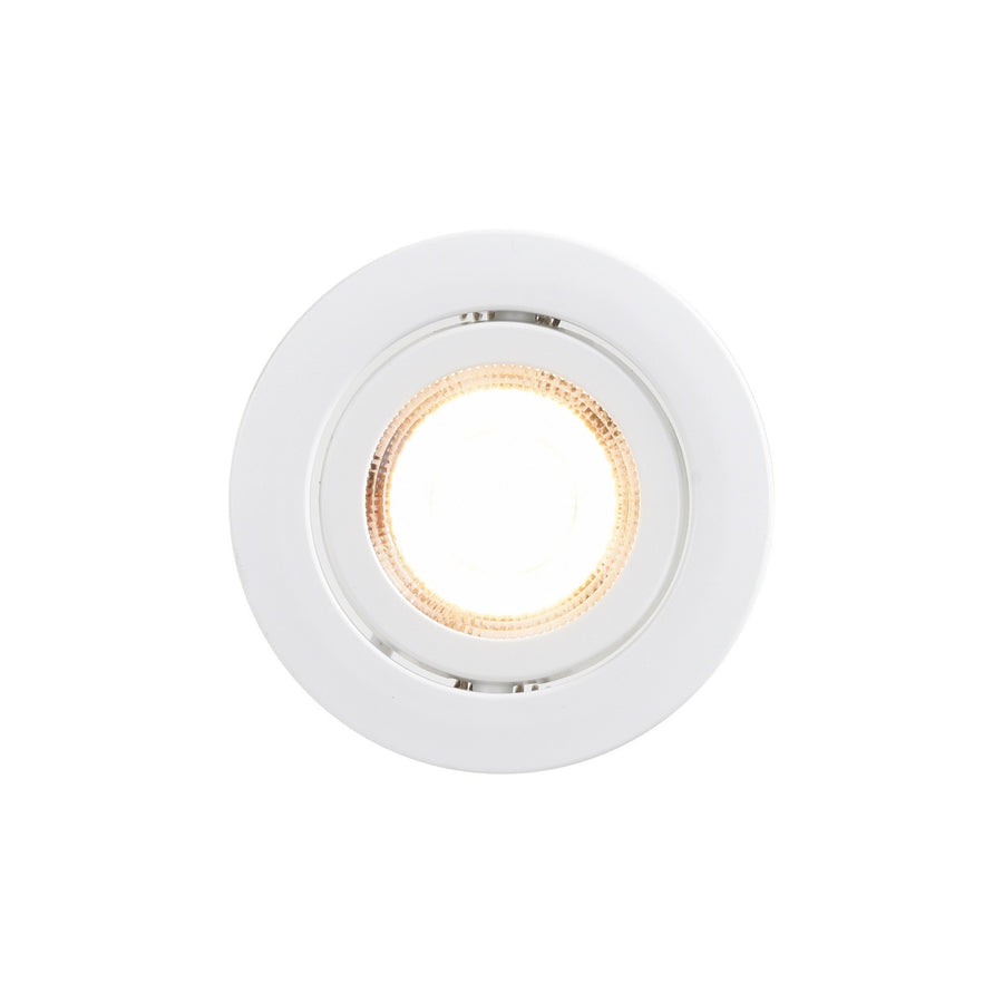 Vue du dessous du spot rond blanc allumé, finition lisse et diffuseur strié.