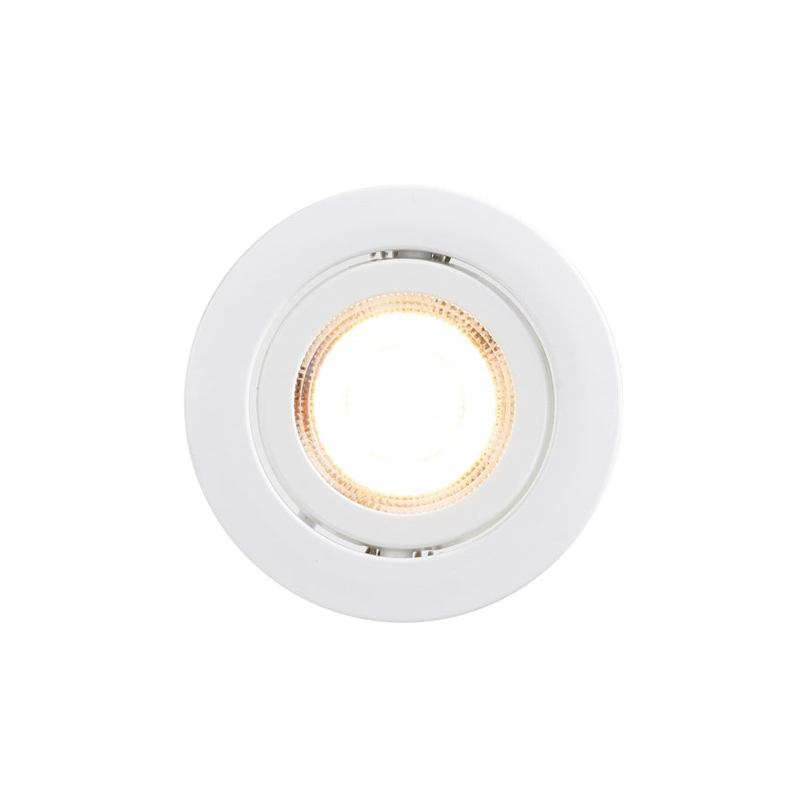 Vue rapprochée de la face lumineuse ronde et de la lentille striée du spot.