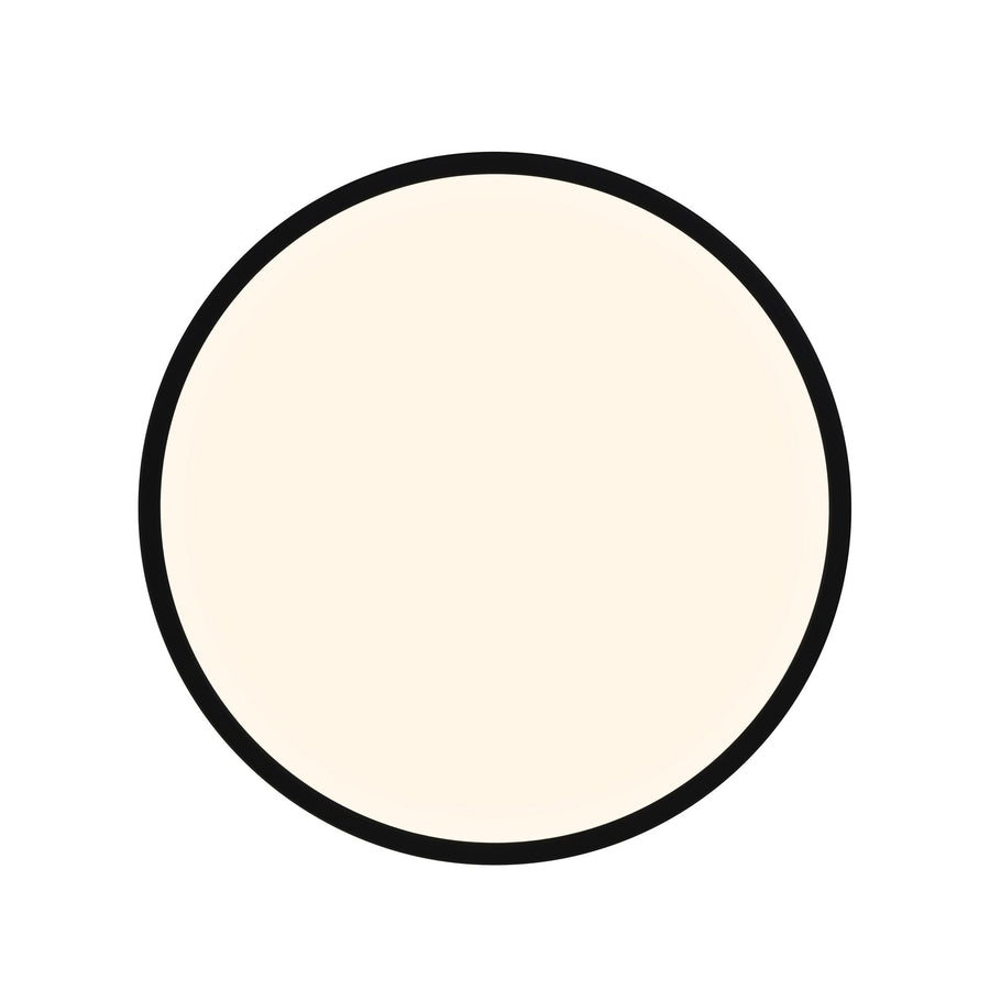 Plafonnier allumé émettant une lumière chaude et homogène sur fond blanc.