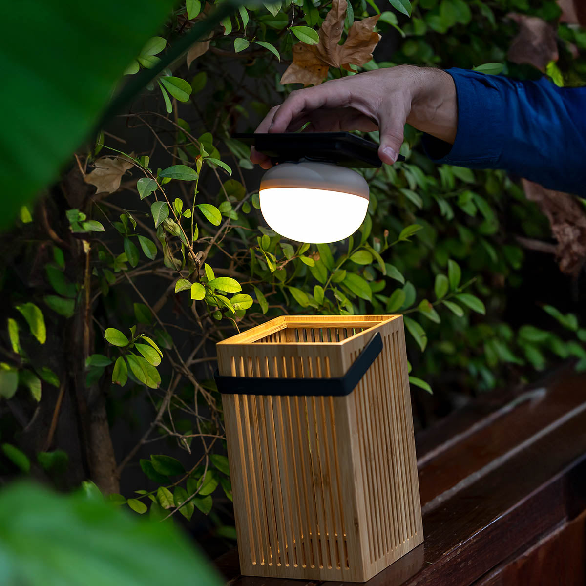 Lanterne solaire portative Okinawa en bambou