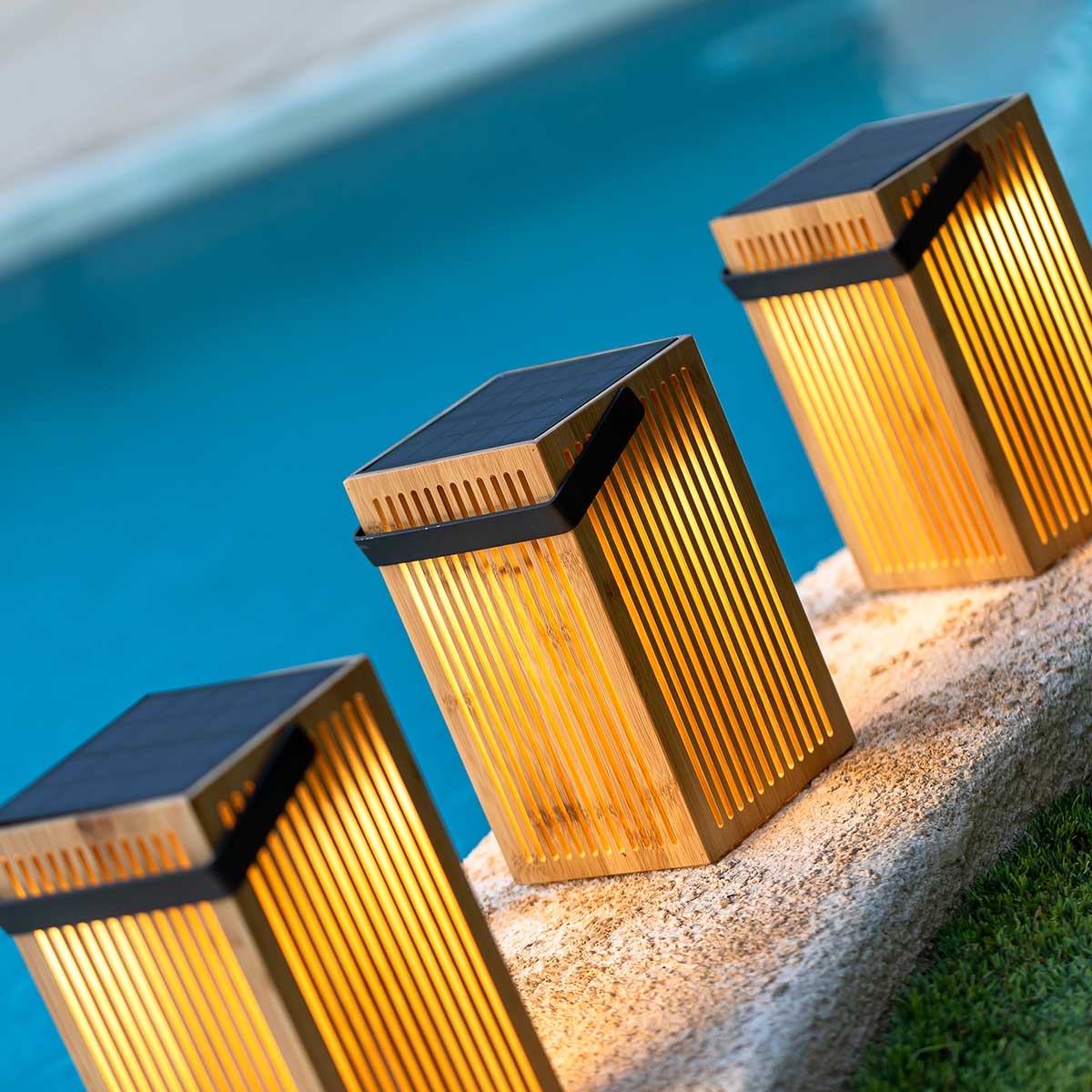 Lanterne solaire portative Okinawa en bambou