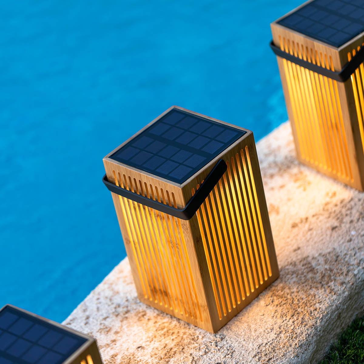 Lanterne solaire portative Okinawa en bambou