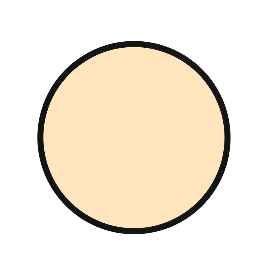 Face parfaitement circulaire du luminaire noir avec diffuseur beige éclairé.