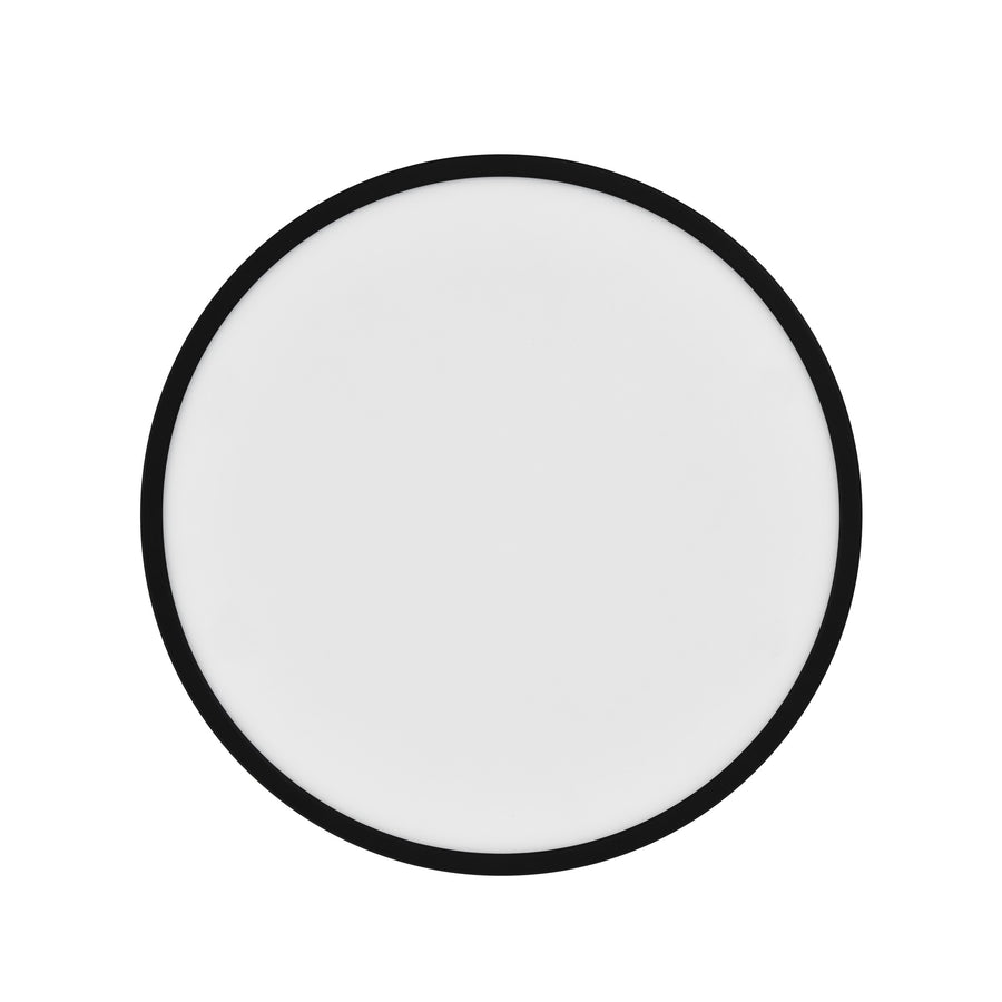 Plan serré sur le luminaire rond blanc, cerclé de noir, éteint et homogène.