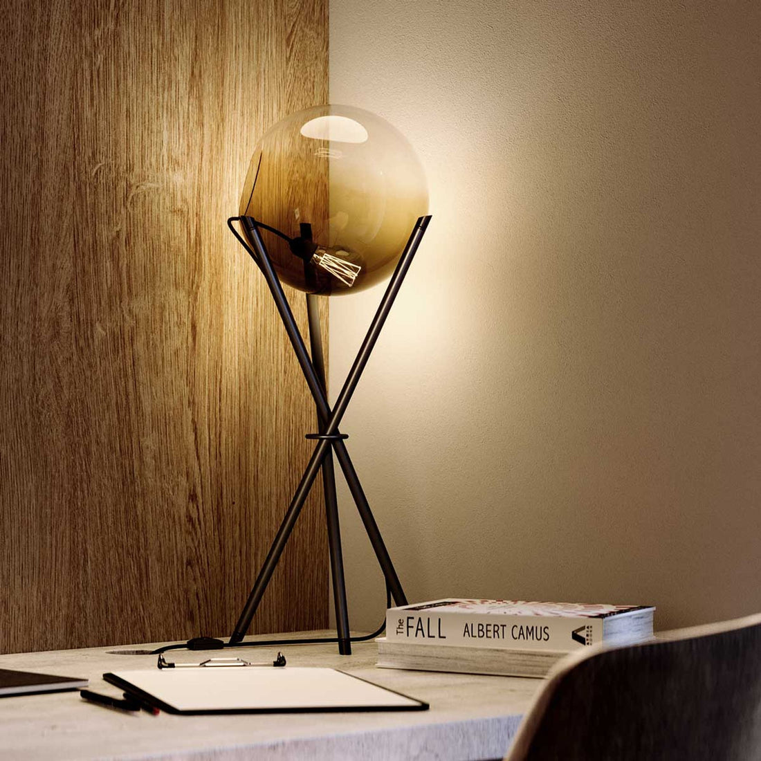 Lampe à poser trépied Orb Axis en verre