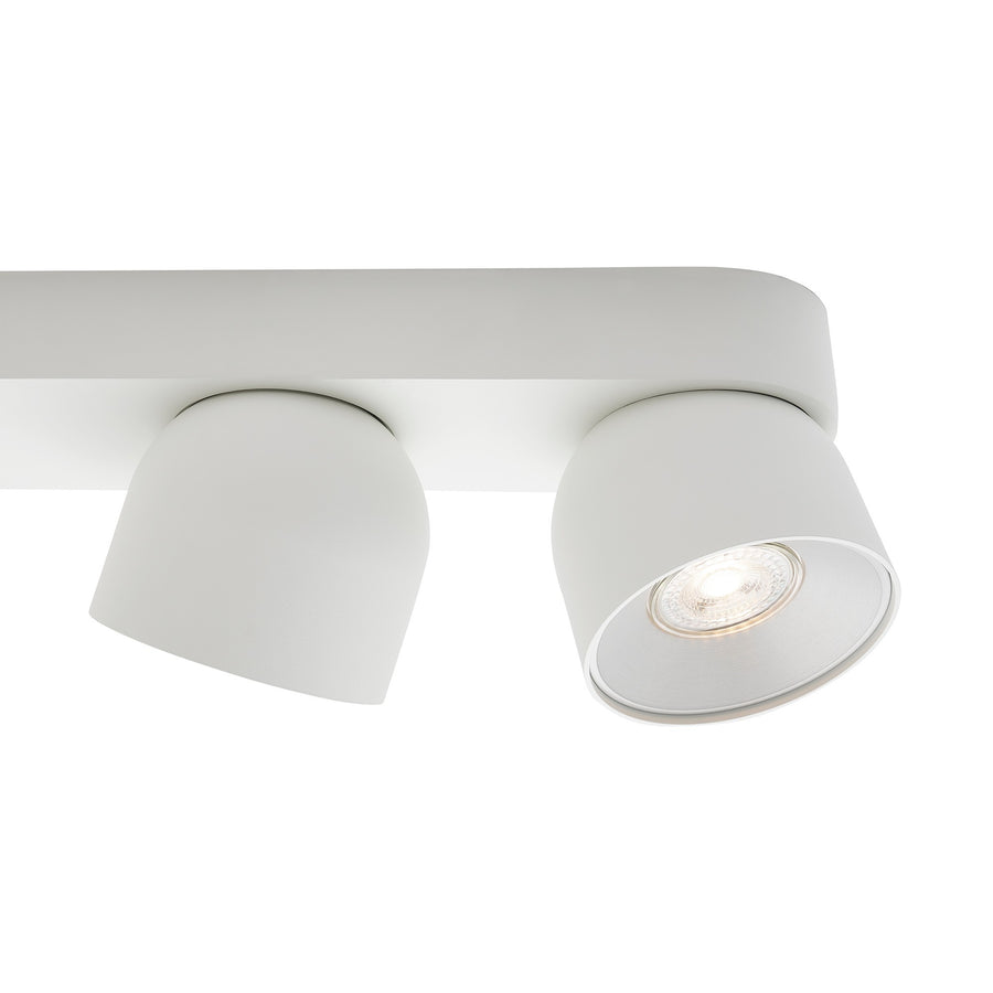 Détail rapproché de deux spots, finition blanche mate et verre strié
