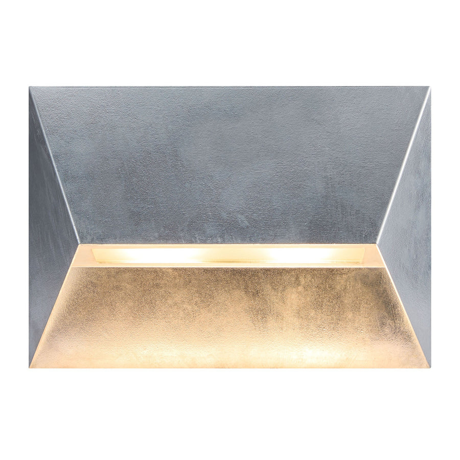 Vue de face du luminaire éclairé, diffuseur en verre et lumière chaude