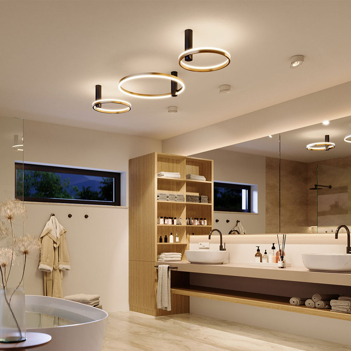 Salle de bain moderne avec trois luminaires circulaires LED installés au plafond