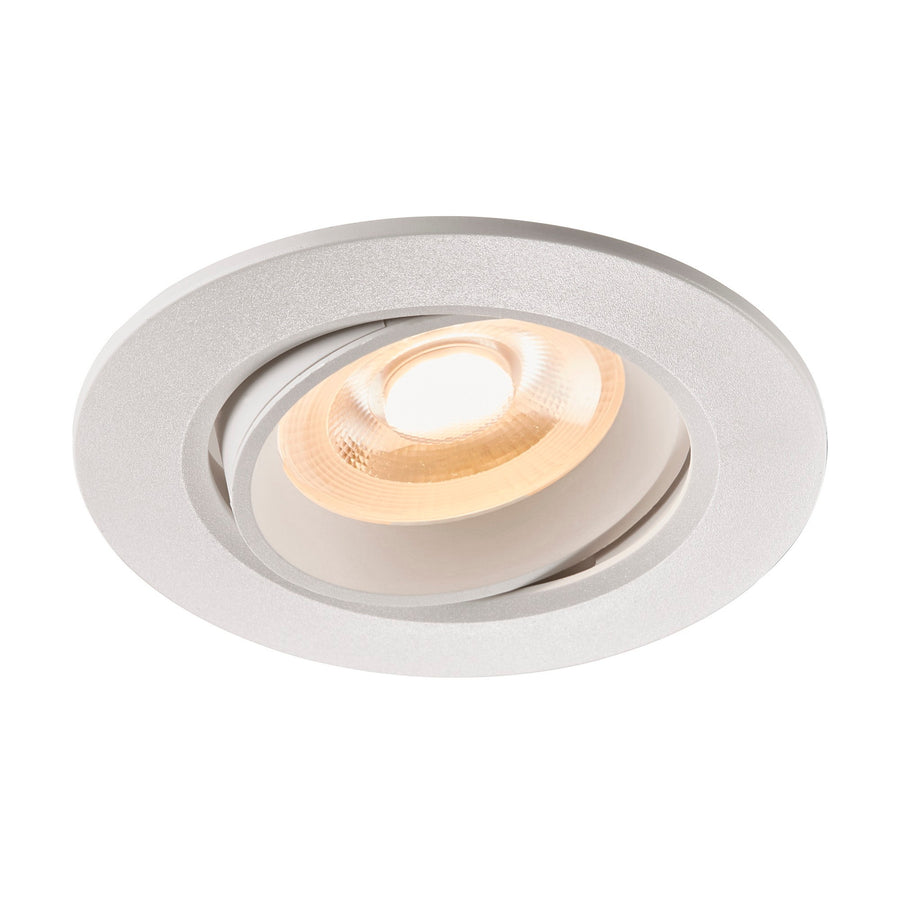 Vue de trois quart du spot orientable, finition argentée et réflecteur doré