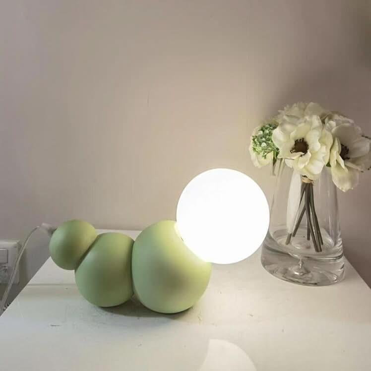 Lampe de chevet moderne LED en forme de chenille Pillar | Designix - Luminaire Vert Chaude - https://designix.fr