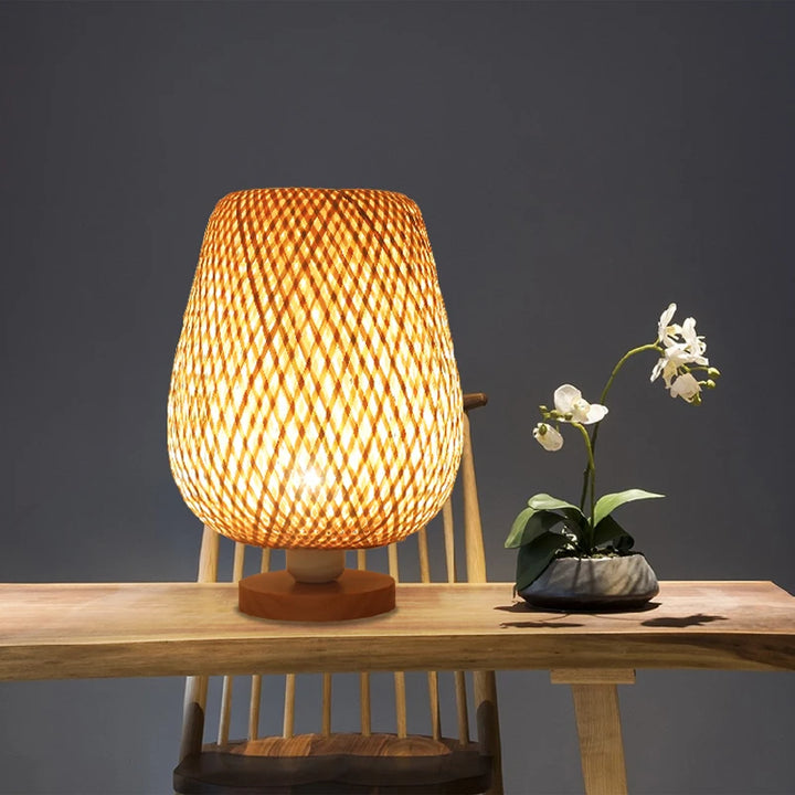 Lampe en Rotin à Poser | Chaleur Tressée | Designix - Lampe de chevet 23x33cm   - https://designix.fr/