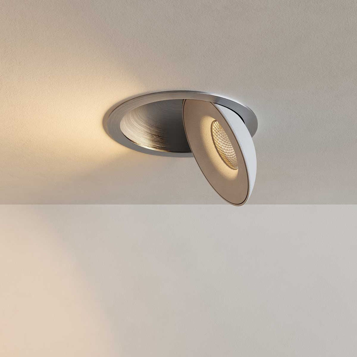Spot aluminium brossé orienté, anneau métallique et lentille éclairée jaune