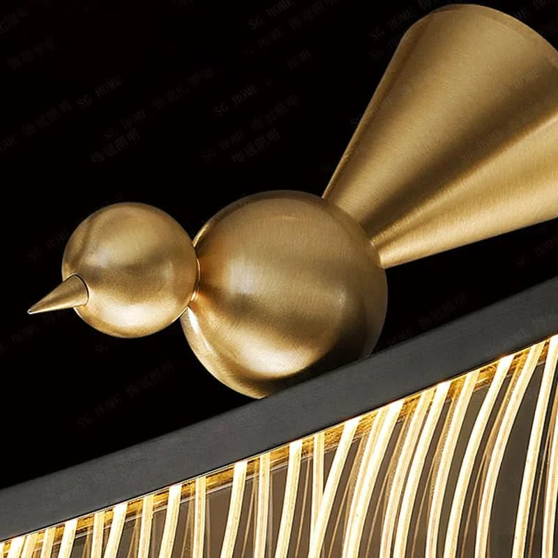 Détail de l'ornement doré en forme d'oiseau fixé sur le profil noir.