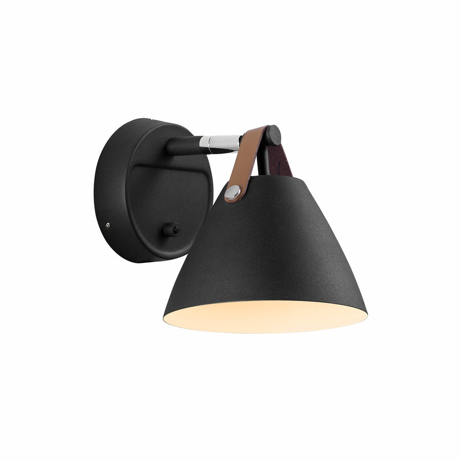 Version noire mate avec lanière marron, vue de trois quarts sur fond blanc