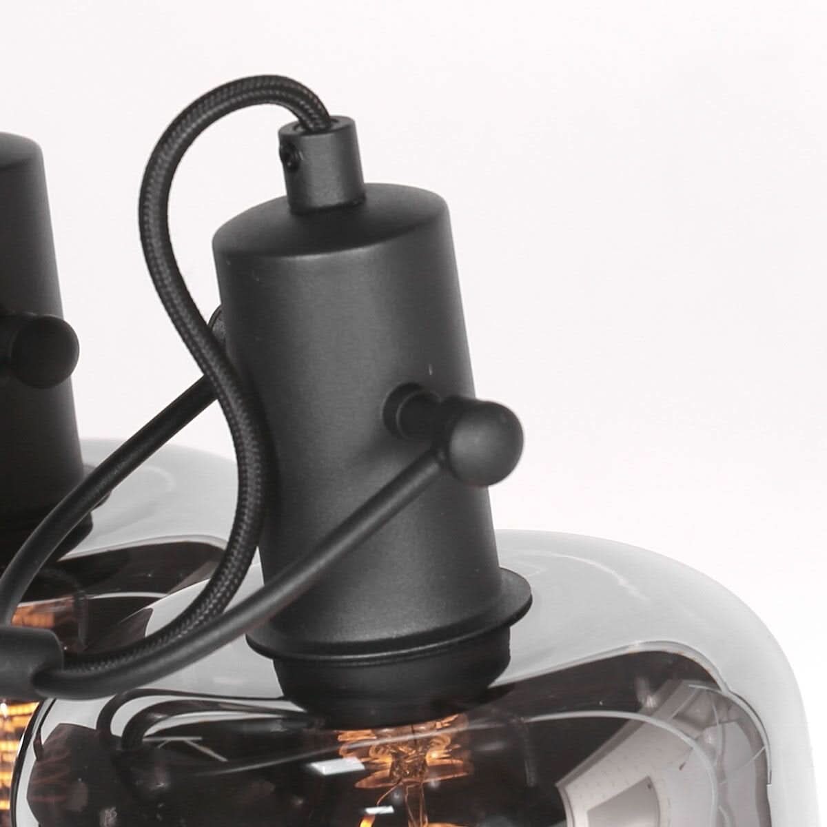 Détail rapproché de la douille cylindrique noire et du câble tressé