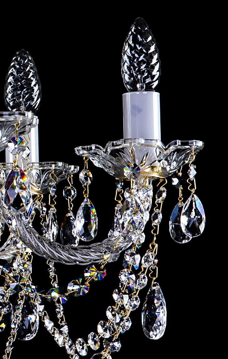 Détail d'une bobèche festonnée avec ampoule imitant une flamme et pampilles en goutte.