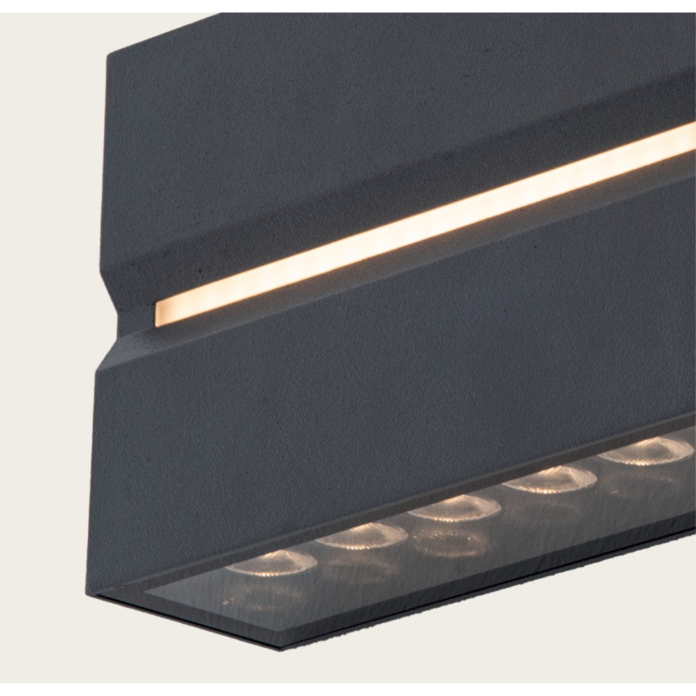 Détail rapproché de la finition graphite et des lentilles LED sous le luminaire.