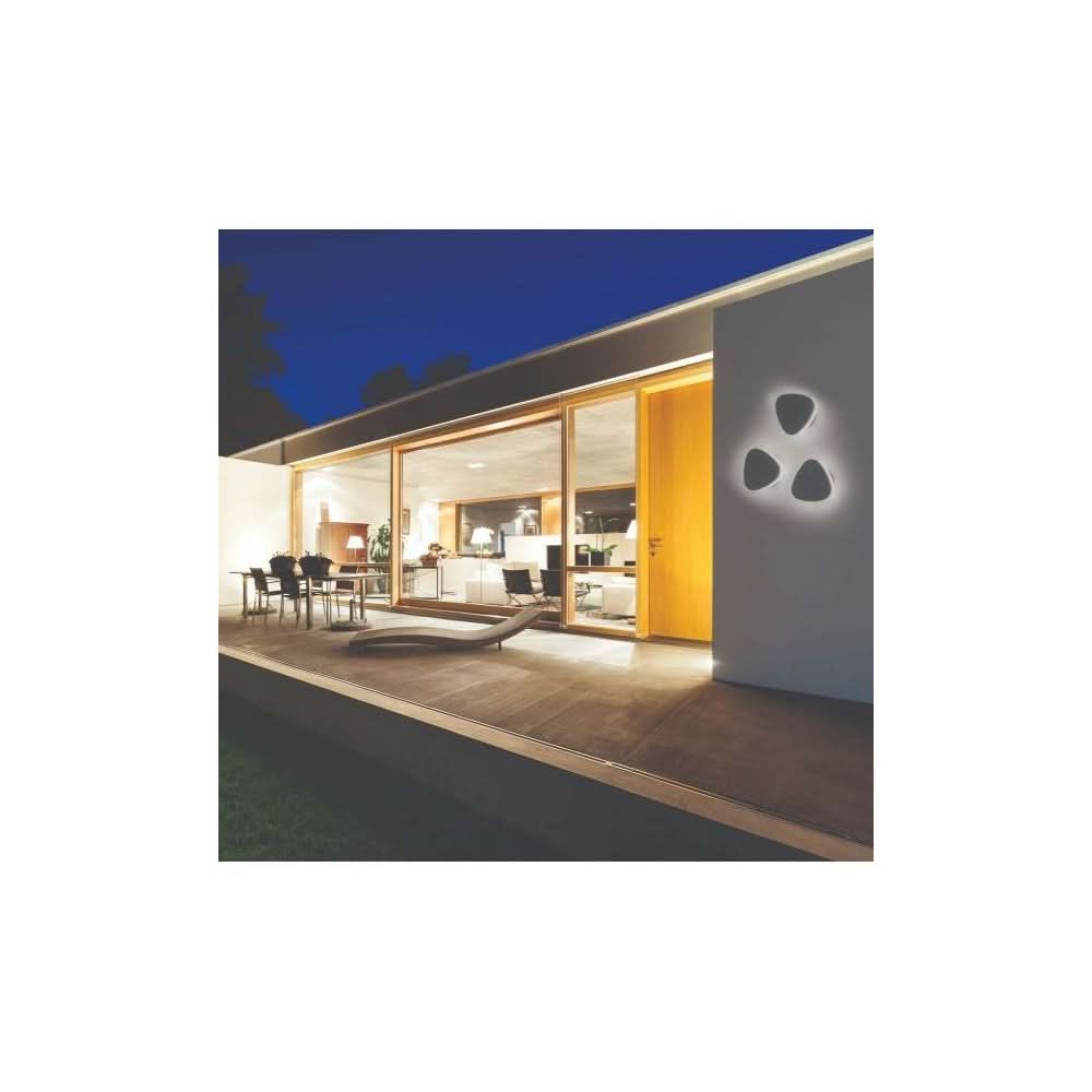 Mise en ambiance nocturne de trois appliques murales éclairant une façade extérieure moderne