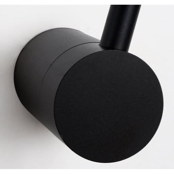 Détail de la platine de fixation ronde noire de l'applique murale Gravity en aluminium – Designix.fr