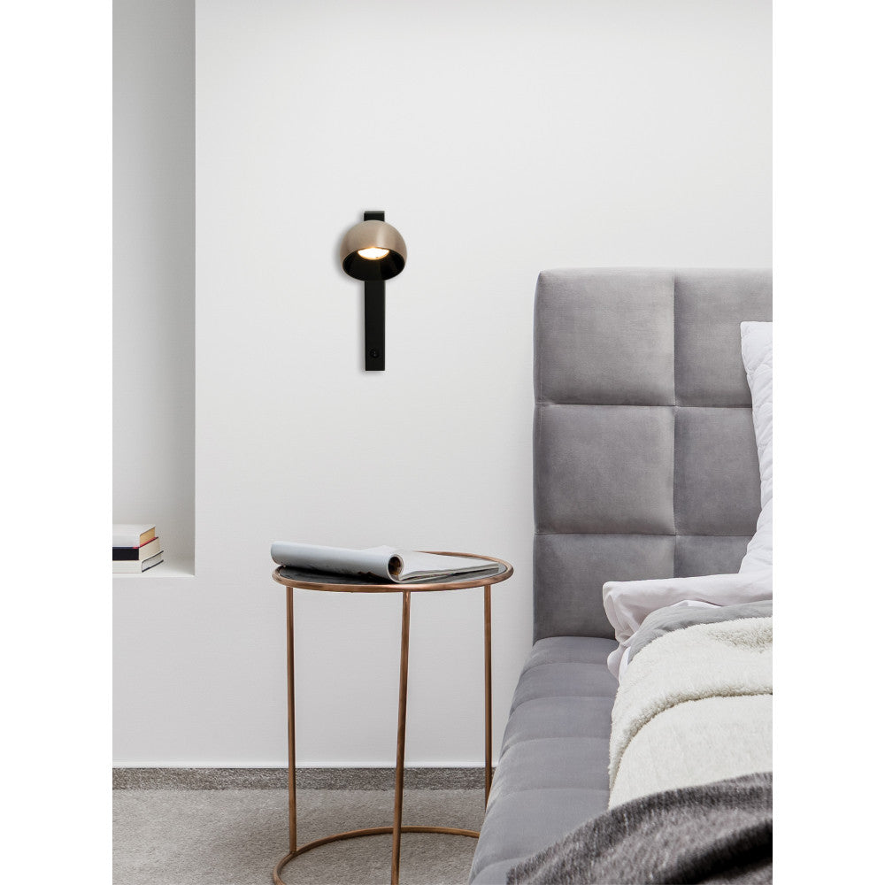 Mise en ambiance dans une chambre, applique fixée au mur près du lit